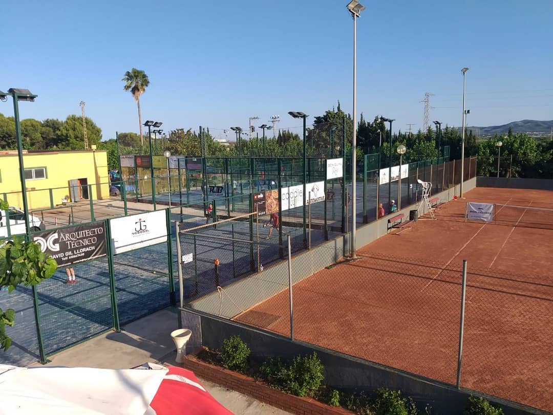 Pelota de tenis en movimiento
