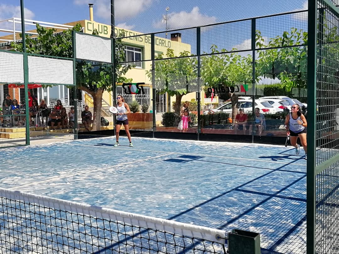 Jugadores de pádel en pista